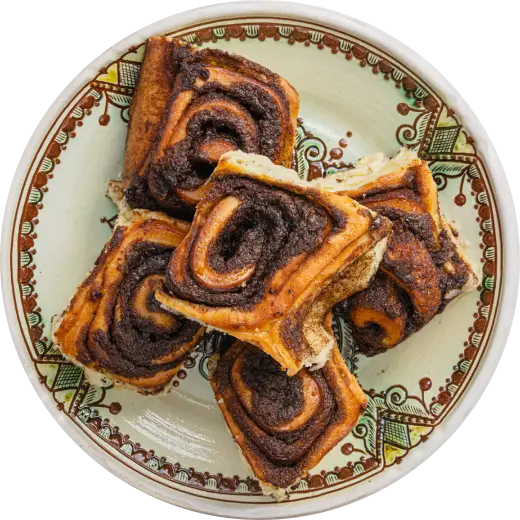 Cinnamon snails on a Kosiv ceramic plate